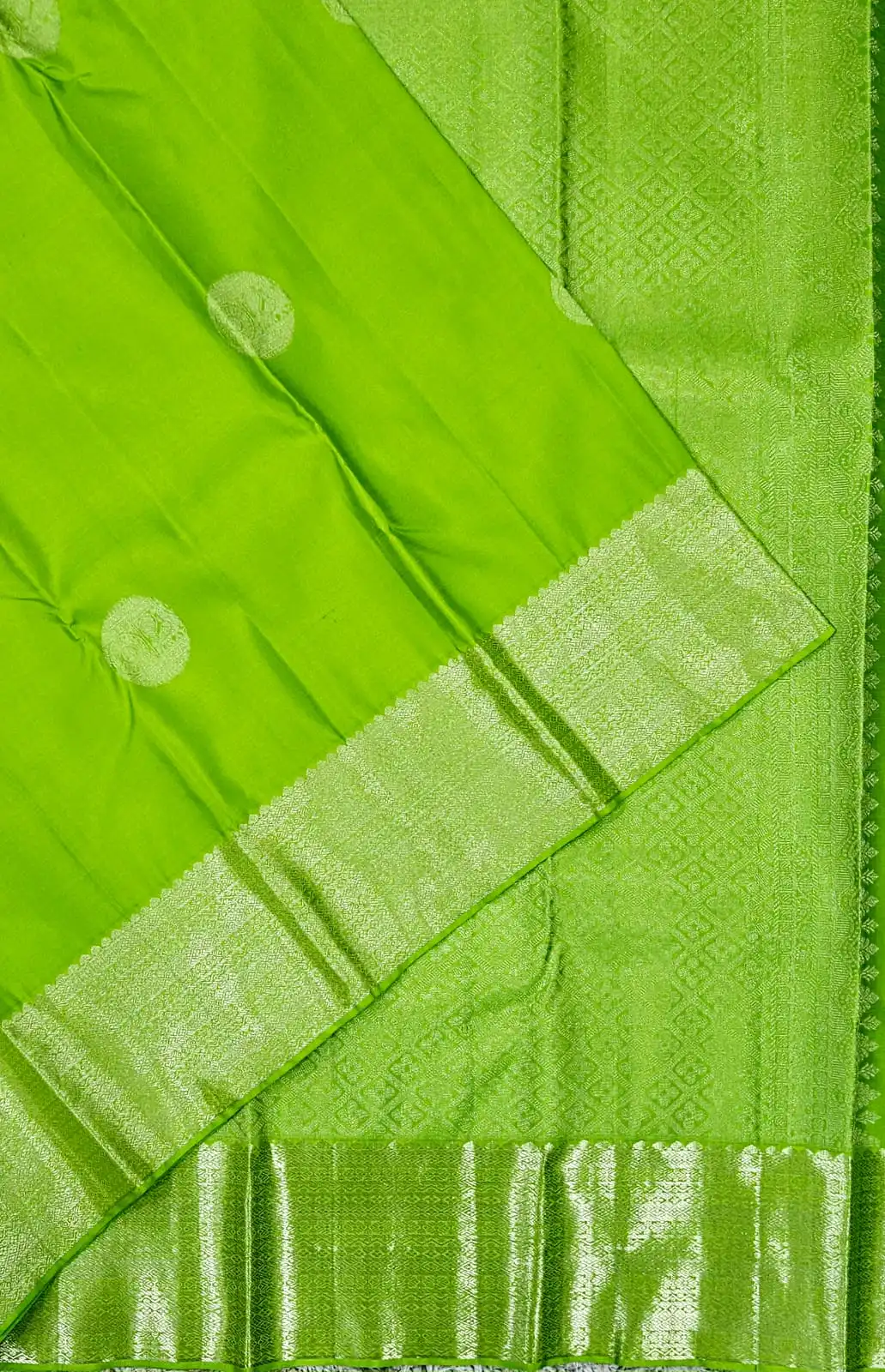 Silver Zari Woven Round Floral Motifs Rich Pallu Kanchipuram Silk Saree